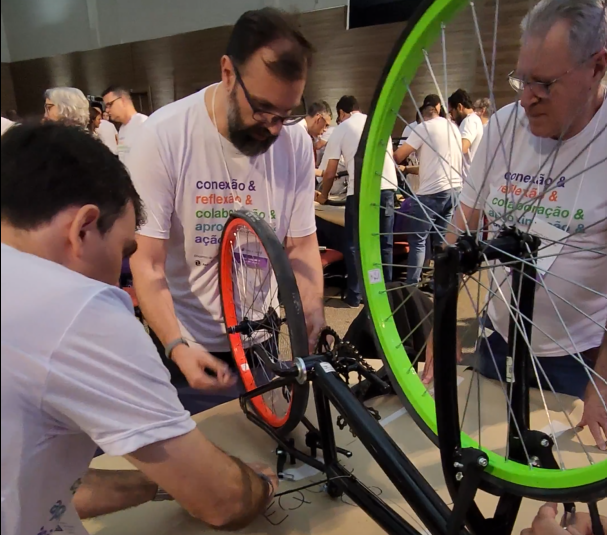Participantes do Team Building Bikes montando bicicletas